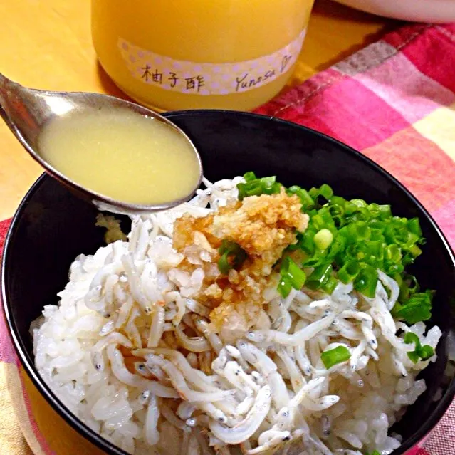 ささちゃんお手製柚子酢かけたシラス丼ーっʕ•̫͡•ʔ♬✧|かよさん