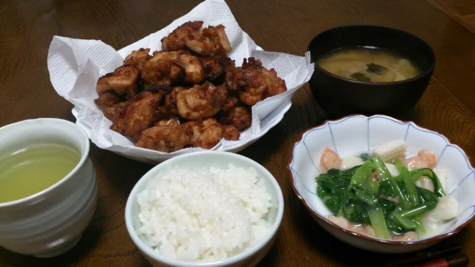 唐揚げ＆小松菜の海鮮炒め＆ワカメとネギの味噌汁|えっちゃんさん