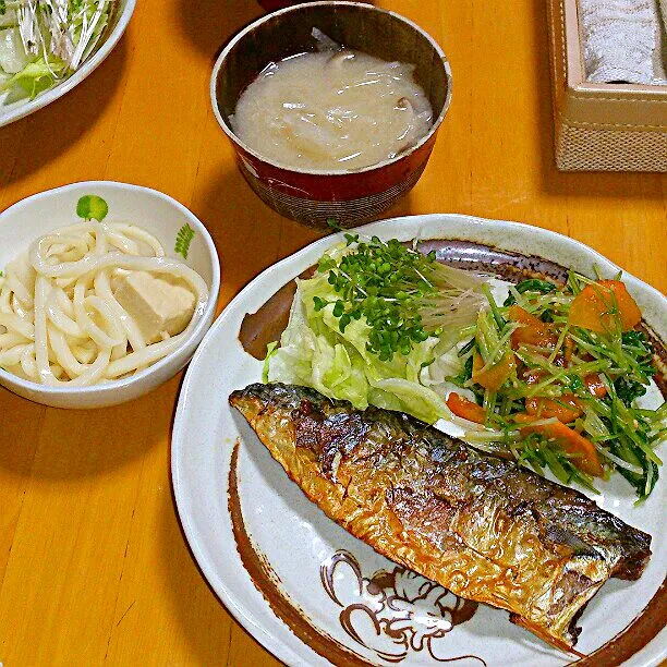 夕食
サバの塩焼、水菜と柿の胡麻和え、サラダ、高野豆腐とうどんの煮物、大根の味噌汁|ふみぃさん