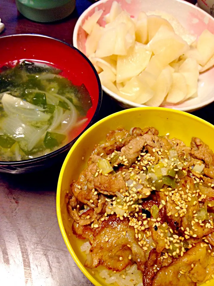 牛AND豚バラのネギ塩カルビ丼IN麦ご飯、ワカメと玉ねぎの味噌汁、べったら風漬物|IGGYさん