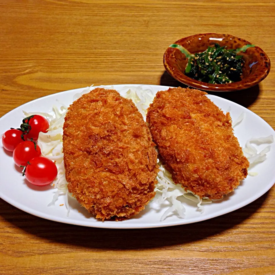 【今夜のウチご飯】ほうれん草の胡麻浸し，北海道物産展のコロッケ，白菜と人参と豆腐のお味噌汁，新米。うまうま〜(^-^)|takuya KAWANOさん