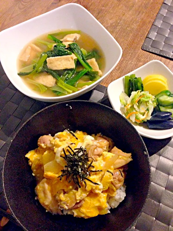 Snapdishの料理写真:塩糀チキンで親子丼💛小松菜と油揚げの煮浸し🍀お漬物✨|まみりんごさん