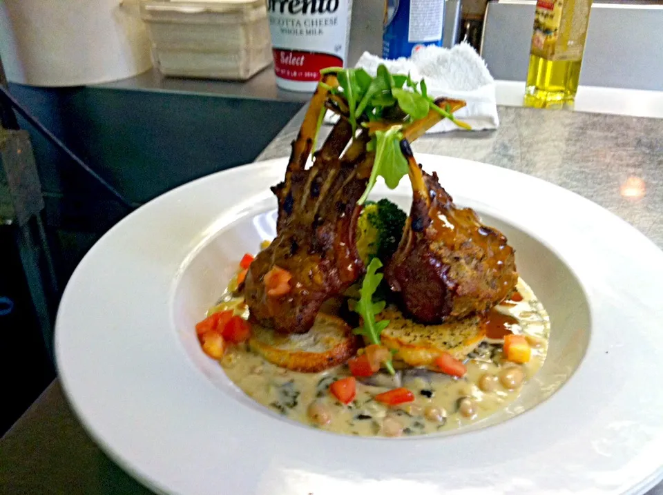 Mustard crusted lamb with a white bean cassoulet and lamb mint Ajus|Roberto A. Parrillaさん