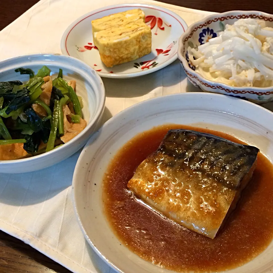 鯖のおろし煮、小松菜と薄揚げの炊いたん、出し巻き卵、大根・ホタテのサラダ|きりママさん