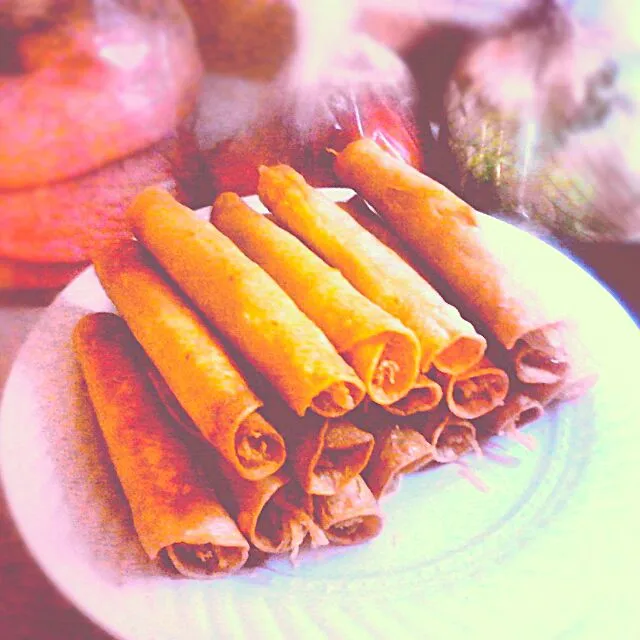 Snapdishの料理写真:Flautas De Pollo|Maribelさん