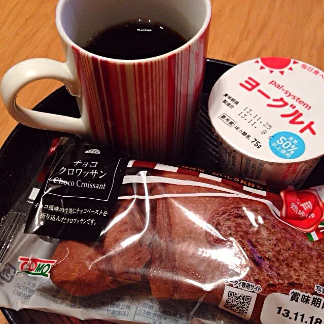 Snapdishの料理写真:チョコクロワッサン ヨーグルト コーヒー|さるさん