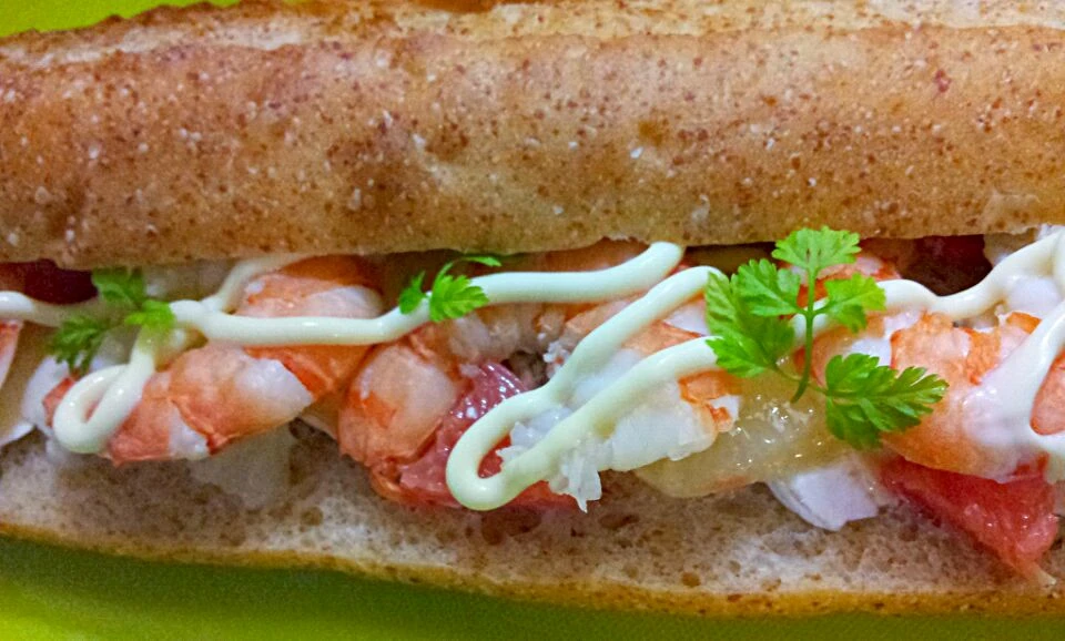 全粒粉のバトンにブリーチーズ、ゴルゴンゾーラ、
2色のグレープフルーツ、海老、マヨール、チャービル。|mattさん