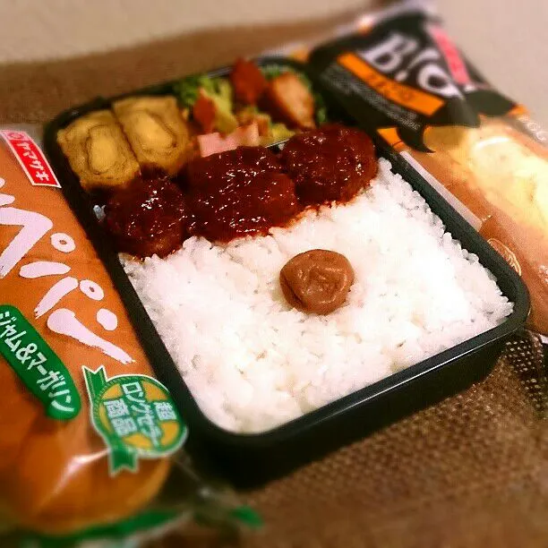 昨日のお弁当〜ヽ(´▽｀)/
◎玉子焼き
◎ピーマンベーコン炒め
◎ハンバーグ
◎唐揚げ|Ryo-koさん