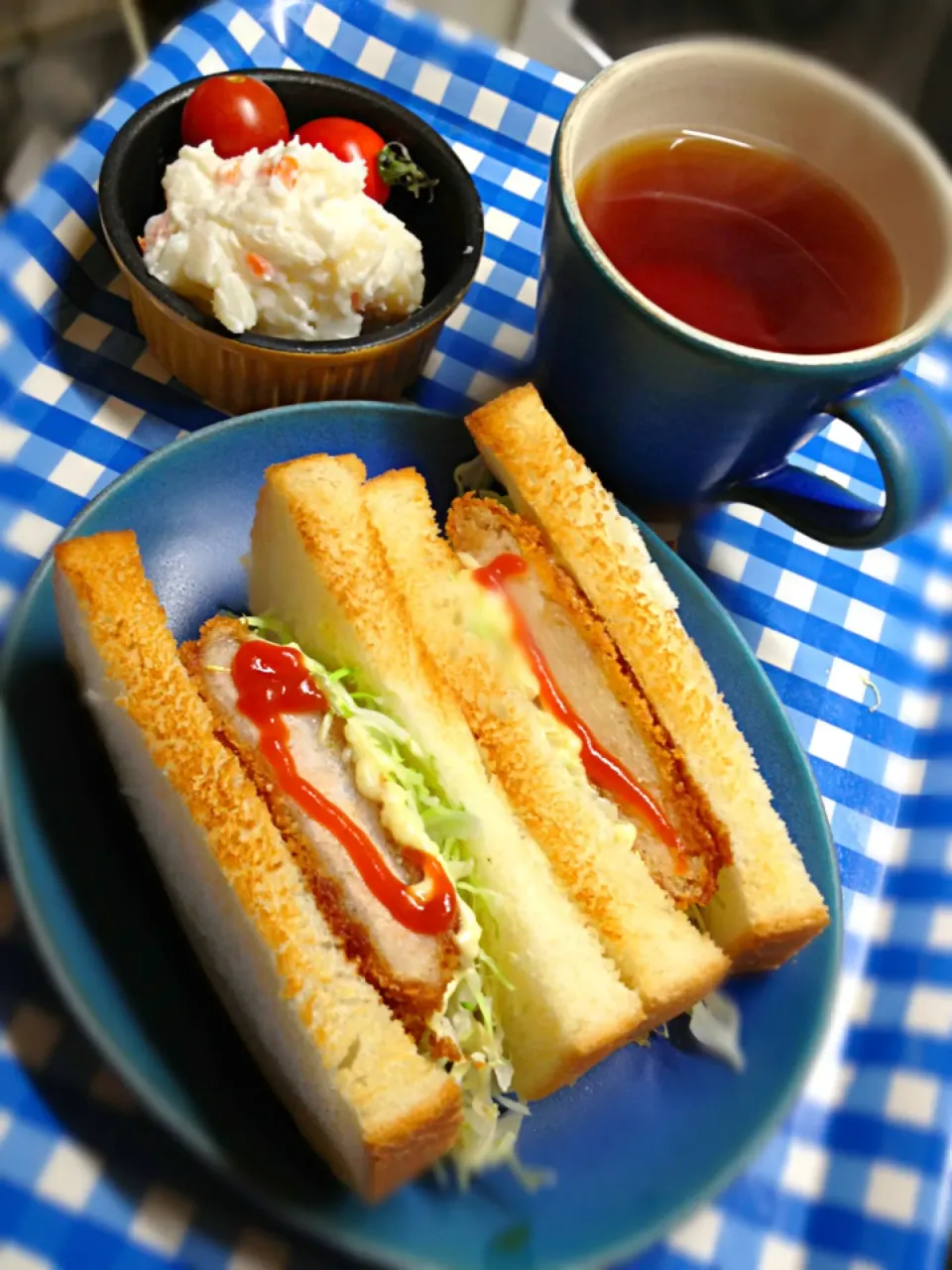 カツ＆コロッケサンド、ポテトサラダ付きと、お紅茶(^^)|ハルさん