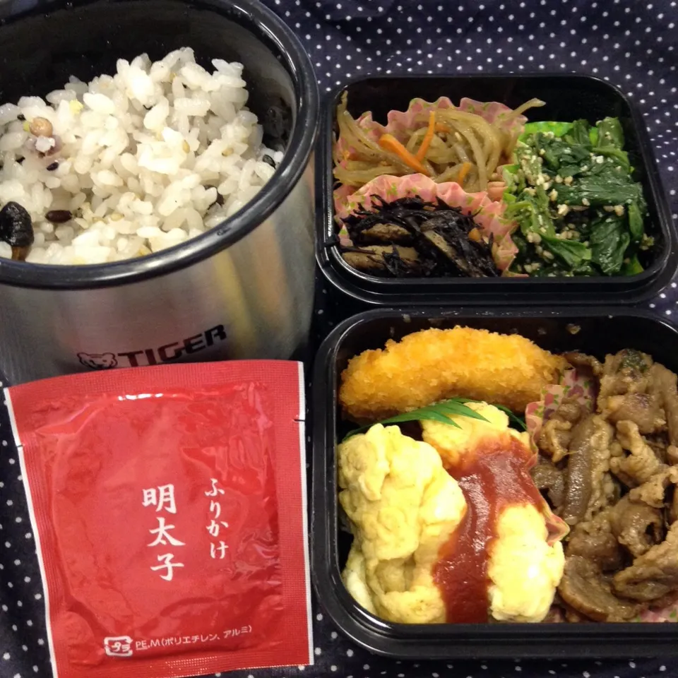 弁当（カルビ焼肉、オムレツ、海老寄せフライ、ほうれん草胡麻和え、ひじき、きんぴらゴボウ、ふりかけ）|SasaMasa213さん