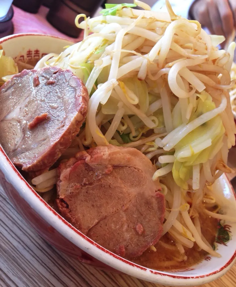 朝飯食べれずを補う野菜ましまし。味噌ラーメンにて。|たけうちさん