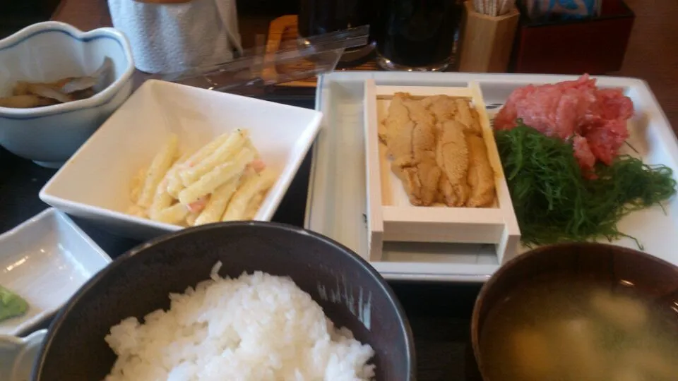 今日のランチは かちどき池のやのマグロ中落ち&ウニ柵定食1000円也。今日のウニは特に美味かった～！|SATOSHI OOCHIさん