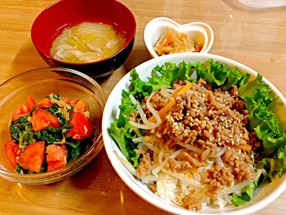 肉味噌もやし丼、ほうれん草とトマトのサラダ、切り干し大根、味噌汁|yukoさん