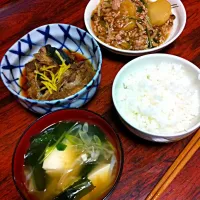 Snapdishの料理写真:ぶりのあら煮。かぶとキノコのそぼろ煮。わかめと豆腐の味噌汁。|ナミカワさん