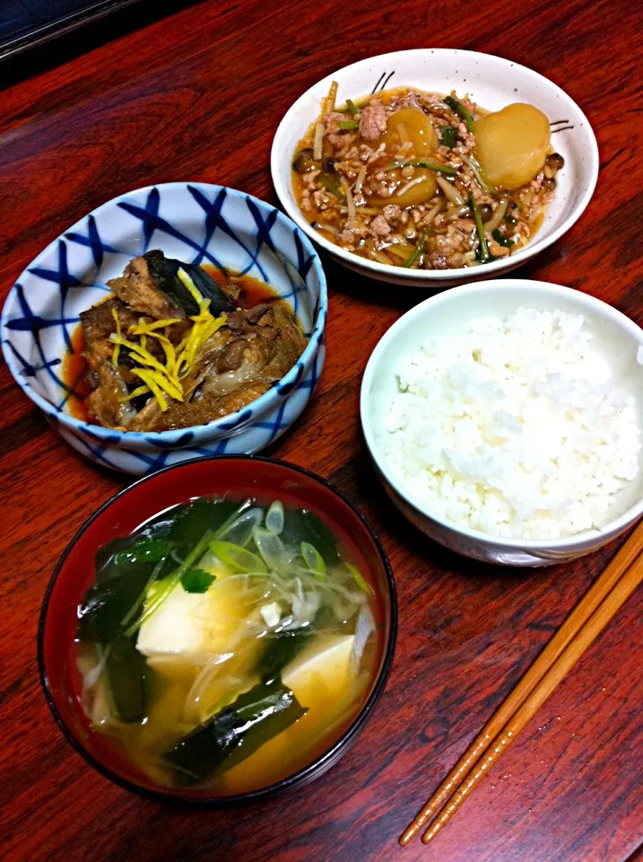 ぶりのあら煮。かぶとキノコのそぼろ煮。わかめと豆腐の味噌汁。|ナミカワさん