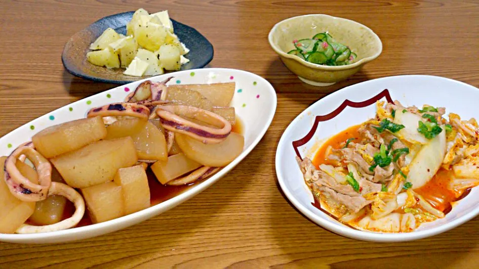 Snapdishの料理写真:・イカ大根の煮物
・白菜豚肉の炒め物（キムチ鍋の素と食べるラー油で）
・胡瓜と梅の酢の物
・じゃが芋とチーズの和え物|ようかんさん