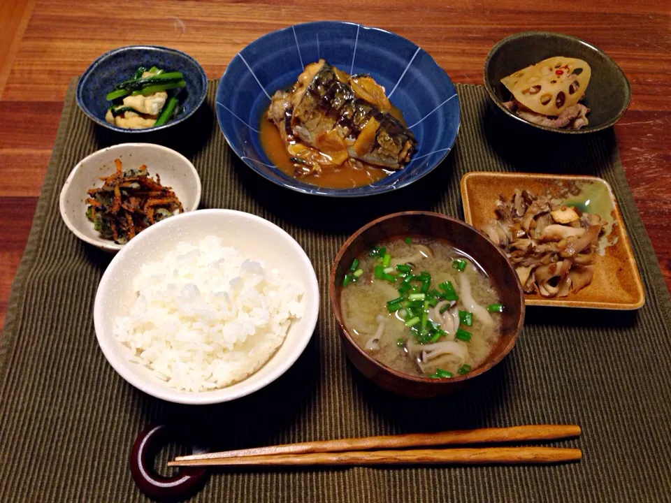 鯖の味噌煮、キャベツと人参の黒胡麻和え、小松菜と油揚げのさっと煮、牛肉と蓮根のニンニク醤油漬け、舞茸の中華炒め、しめじと玉葱の味噌汁、ごはん|サチさん