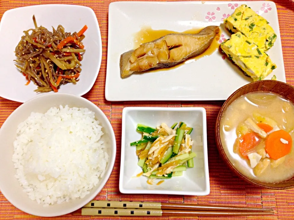 カレイの煮付け、出し巻き卵、きんぴらごぼう、ささみと胡瓜のなめ茸和え、お味噌汁♡|yuiさん