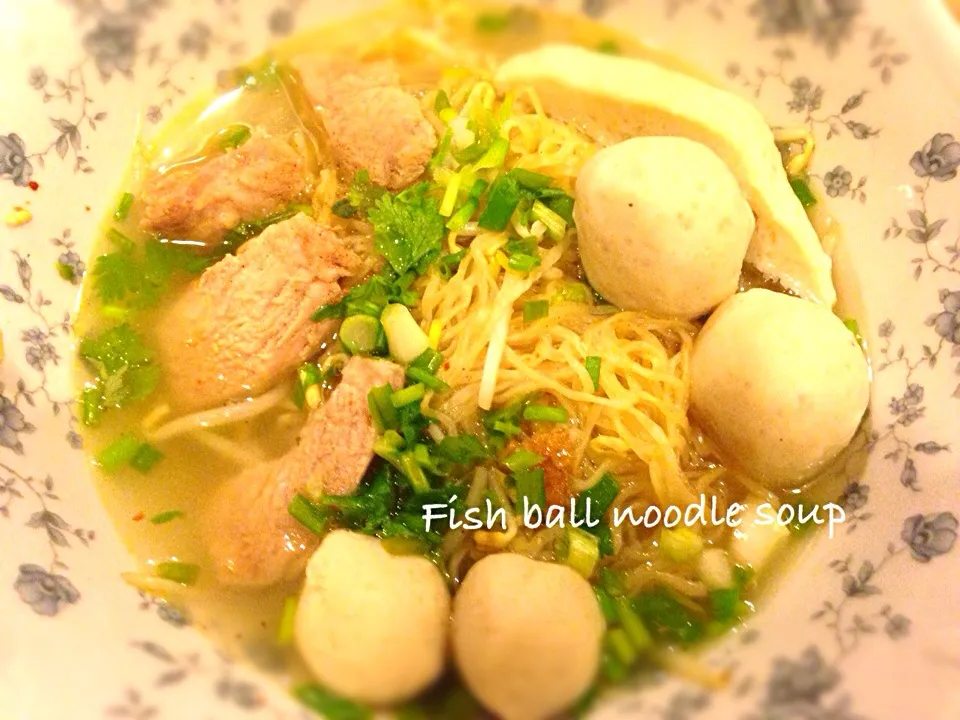 Fish ball noodle soup & pork|yongyongさん