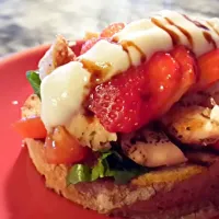 healthy chicken yogurt and balsalmic on rye with strawberry tomato and rocket|kyleさん