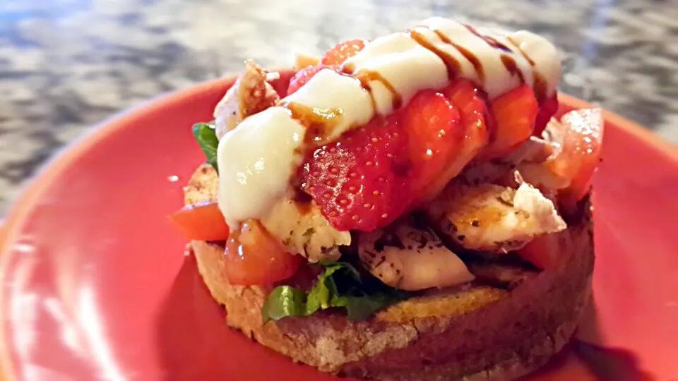 healthy chicken yogurt and balsalmic on rye with strawberry tomato and rocket|kyleさん