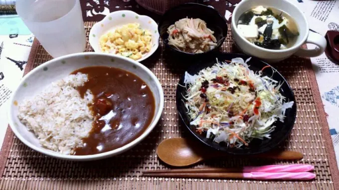 Snapdishの料理写真:カレー、マカロニサラダ、えのきとカニカマのポン酢和え、豆腐ワカメ卵スープ|杉村愛さん