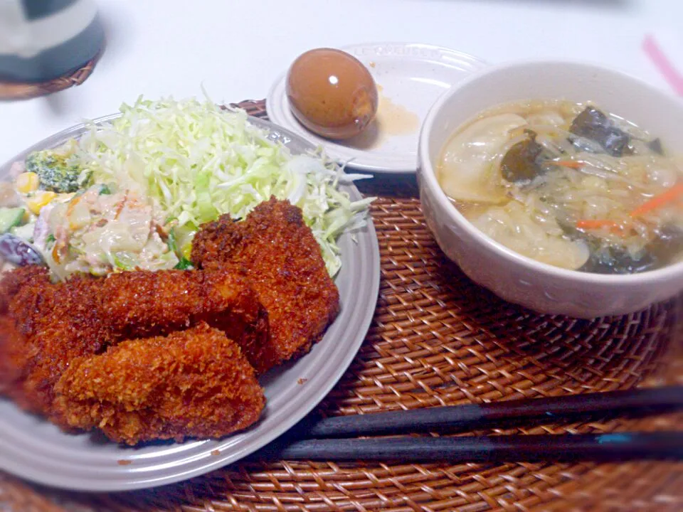 一口カツ 白菜サラダ 豆サラダ 水餃子スープ 味卵|にゃろめさん