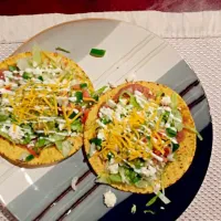 Mexican Tostadas. .

refried beans , lettuce, tomato ,queso fresco cheese and dressed with crema ..|alan.molina@yahoo.comさん