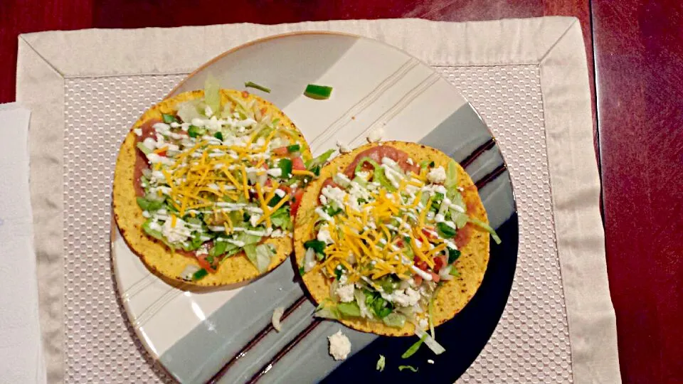 Mexican Tostadas. .

refried beans , lettuce, tomato ,queso fresco cheese and dressed with crema ..|alan.molina@yahoo.comさん