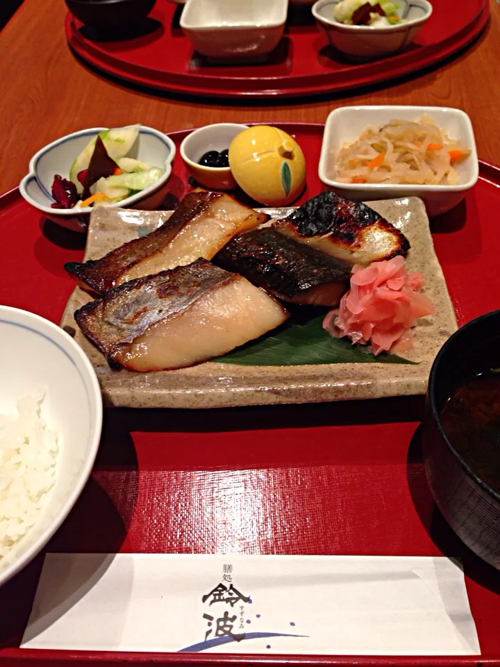 味比べ定食、一緒にたのんでも魚の種類違うのね。|dochimunyさん