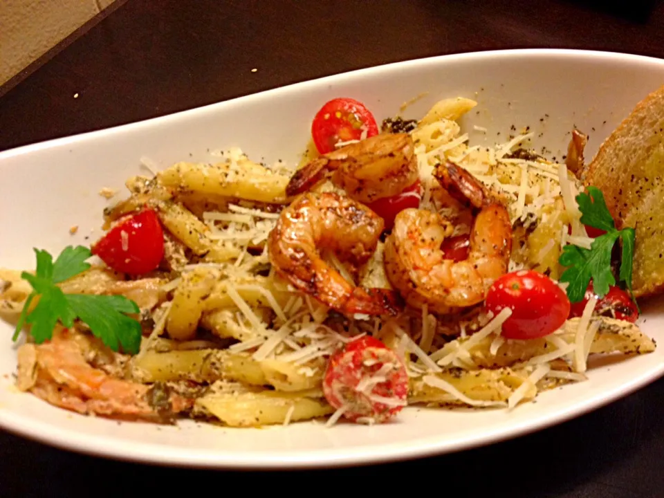 Shrimp penne with a lemon and roasted garlic cream sauce|alicia metzさん