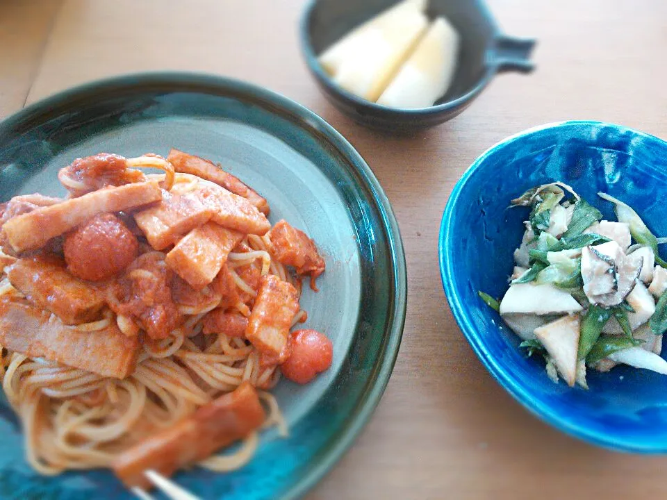 お昼ご飯★あまりものでトマトパスタと塩麹炒めー|かわいまゆかさん