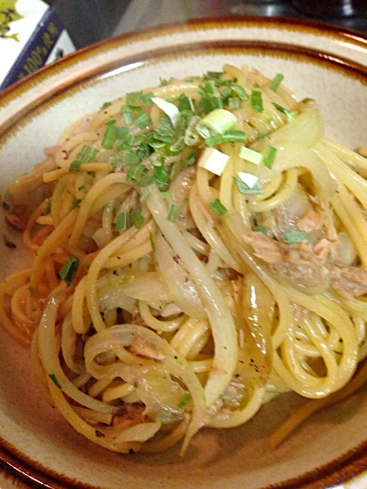 Snapdishの料理写真:ツナと玉ねぎの節約和風パスタ|pekoyamanさん