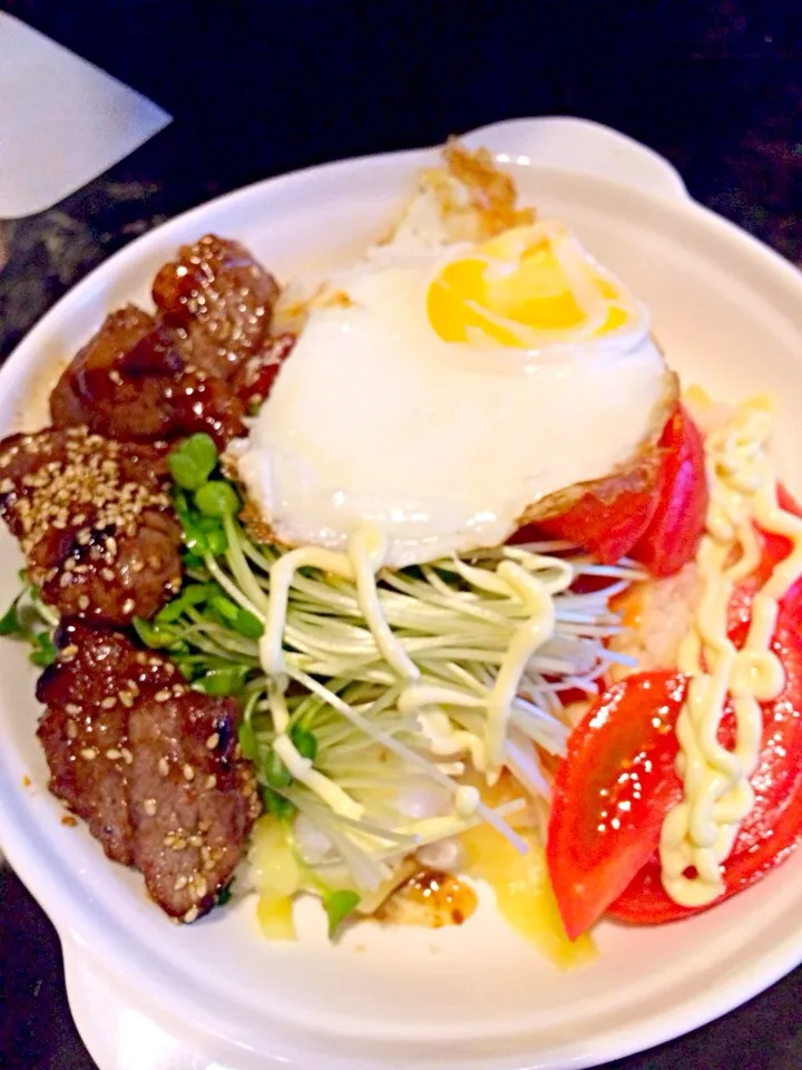 Beef, egg, tomato, rice, cheese. And salsa sause|Maylen Itouさん