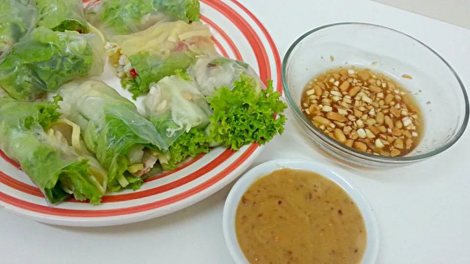 Vietnamese rolls with peanut sauce.|Azrinohさん