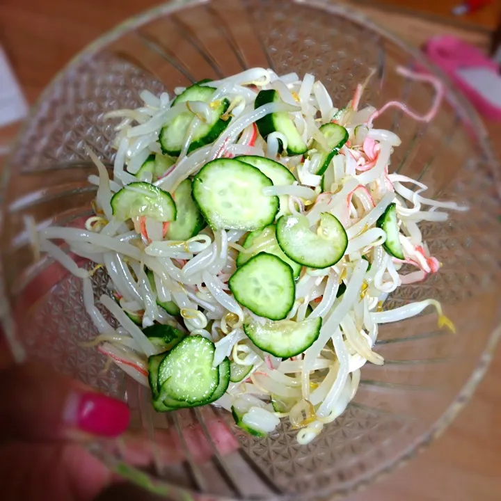 Snapdishの料理写真:きゅうりともやしとカニカマの酢の物|2boy mamさん