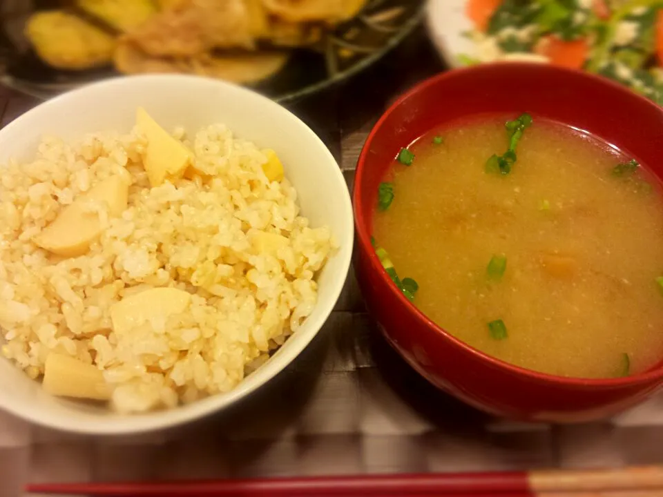 Snapdishの料理写真:玄米とたけのこご飯＋なめこのお味噌汁|meg♥さん