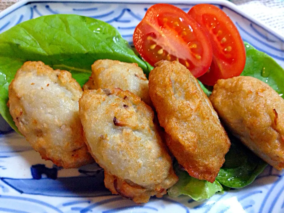 Snapdishの料理写真:蓮根のつくね揚げ  もチッとした食感、バーミックスを使って  fried chickin meatball with grated lotas root|ikaさん