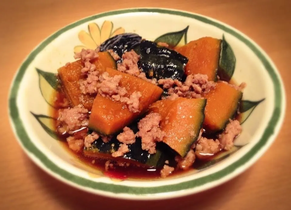 Snapdishの料理写真:かぼちゃと鶏ひき肉の煮物|ゆみさん