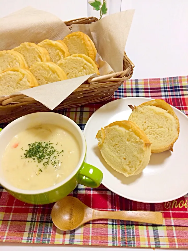 Snapdishの料理写真:トヨ型パンとクリームシチュー🐹|まんた🐹さん