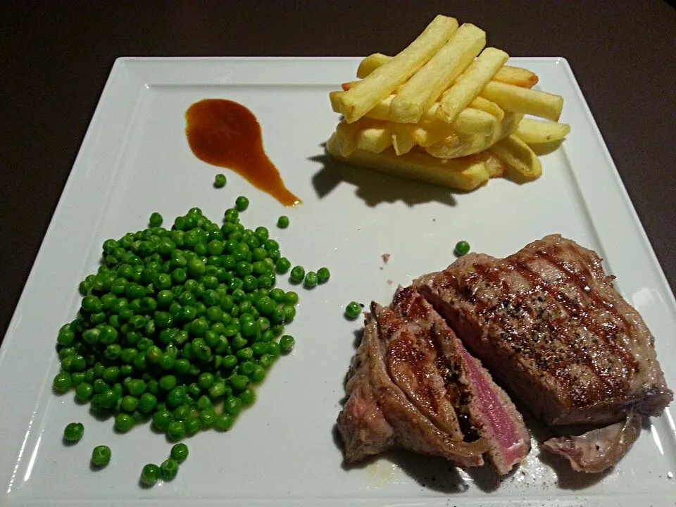 Steak with handcut fries and green peas|Frank&Jolanda - Eteninbeeldさん