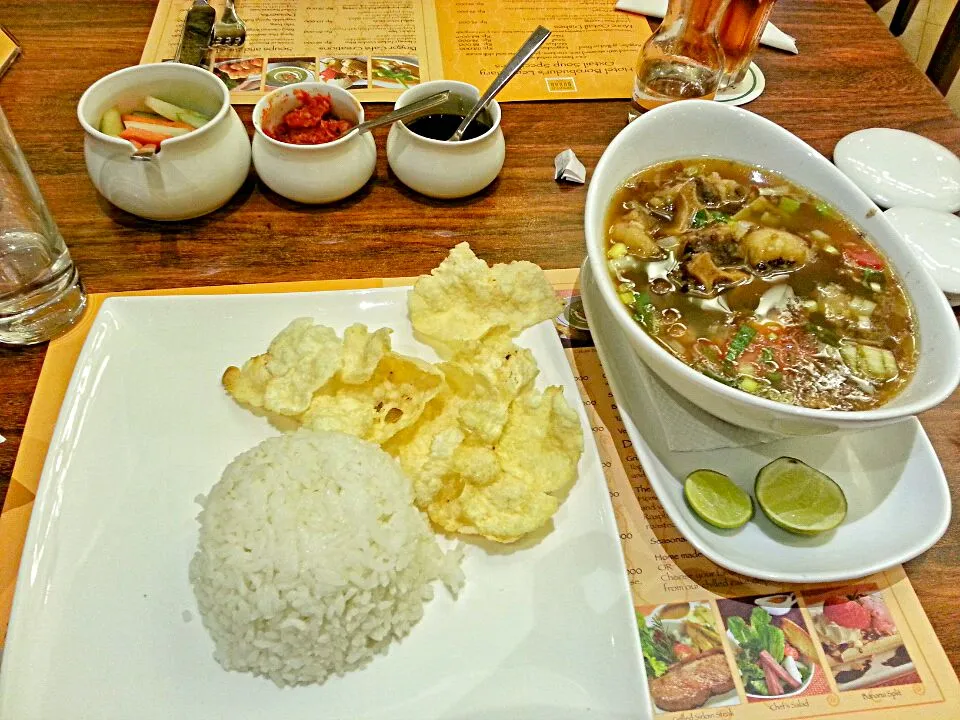 indonesian oxtail soup (sop buntut).|latigy marpashaさん