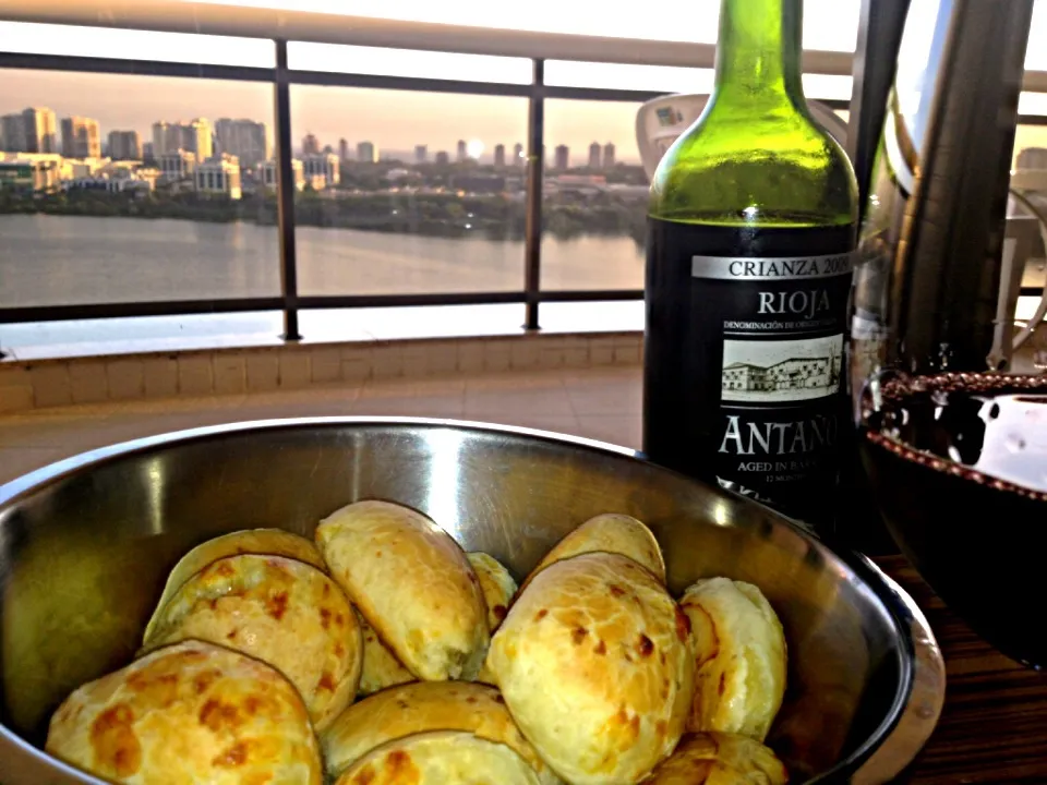 Pão de queijo e vinho tinto .|Bruno Pereira Cardosoさん