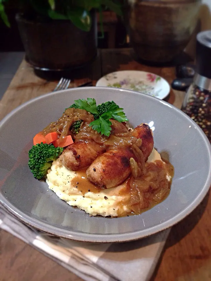 Snapdishの料理写真:Bangers and mash ,caramelized  onion sauce/sausage and horseredish potato mash|rick chanさん