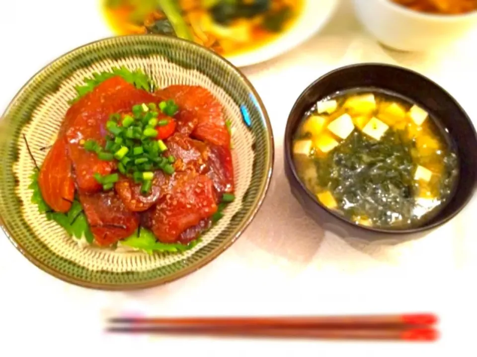 漬けまぐろ丼＆豆腐とあおさのお味噌汁|めぇさん