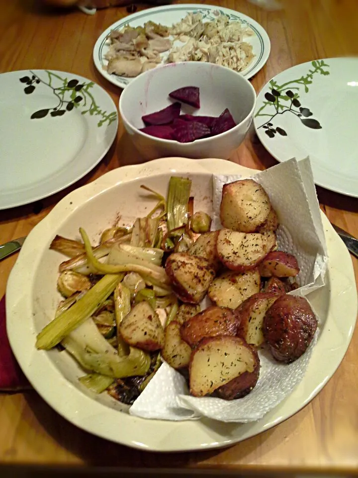 Garlic roast chicken with roasted leeks,  sprouts and red skinned potatoes.|Fe's kitchenさん