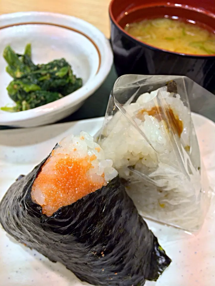 今朝は、晩菊帆立卵味噌と明太子のおにぎりに、ほうれん草のごま和えとお味噌汁の朝定食でした。|Takashi H.さん