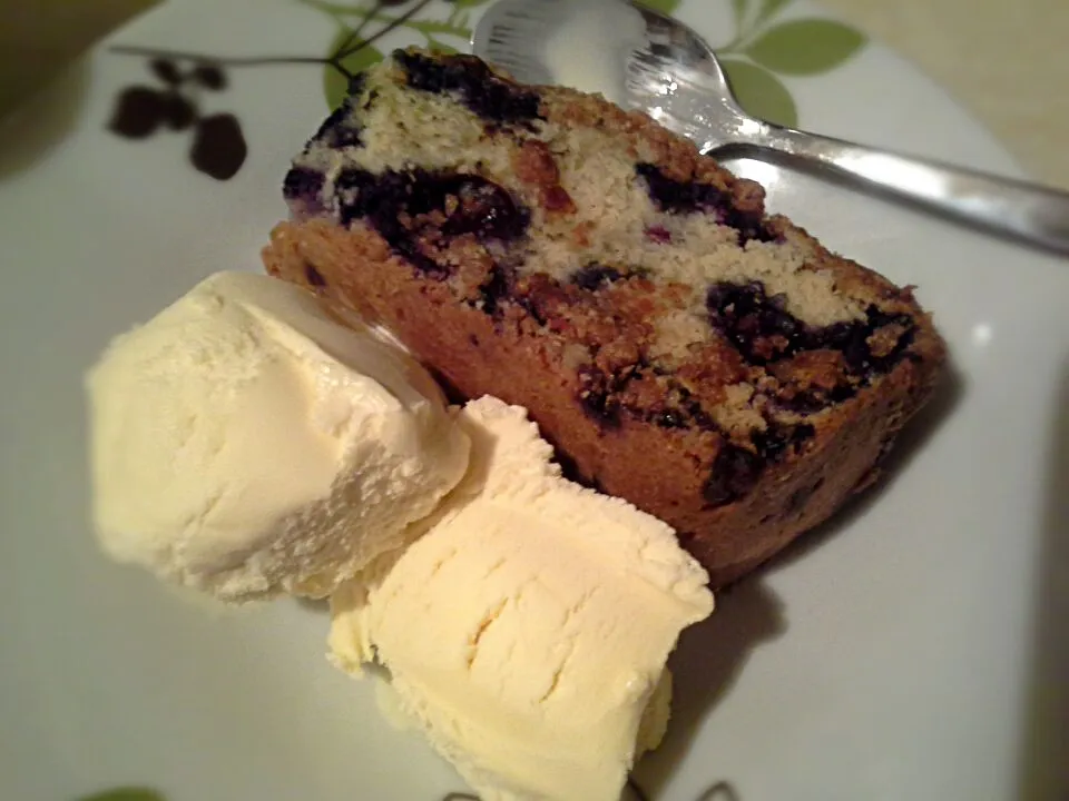 Blueberry crumb cake served warm with vanilla ice cream|Fe's kitchenさん