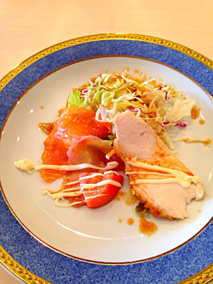 Snapdishの料理写真:Salad toriniku to salmon|Sabri Zulueta Galanoさん