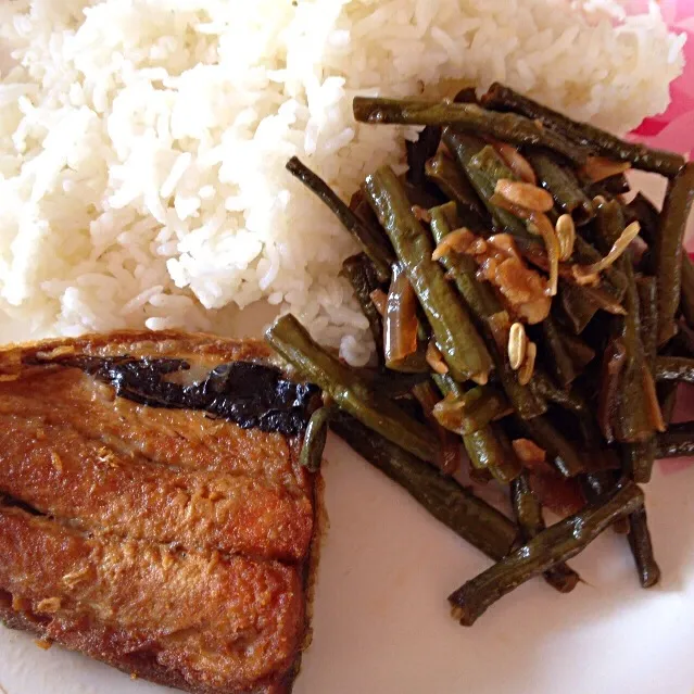 お昼はバゴスという魚を揚げたものと、シータウという野菜をニンニク醤油酢で炒めたもの(*´∀｀)|Kenny Hiraiさん